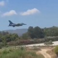 Pakao na nebu iznad Zakintosa! Motor aviona buknuo u plamen, usledio potez godine hrabrog pilota: Isplivao dramatičan snimak…