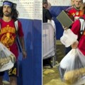 Snimak Kukurelje obišao svet: Ovo je istina o peharu svetskog prvaka u plastičnoj kesi