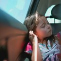 Agencija za bezbednost saobraćaja: Ni na minut ne ostavljajte dete samo u automobilu tokom vrućina