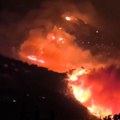 Bukti veliki požar u Hrvatskoj: Vatra stigla do centra Omiša, povređeno 36 osoba /video/
