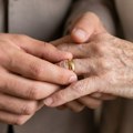 Ljubav ne zna za granice: Baka ima 96 godina, a udala se za tinejdžera - malo poznatih detalja o ceremoniji