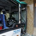 Školski autobus sa 20 dece udario u zid kuće u Nemačkoj, ima povređenih
