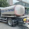 Cisterna sa pijaćom vodom postavljena u centru grada