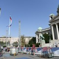 Odbrojavanje pred 21. protest „Srbija protiv nasilja“, pred Skupštinom već postavljena bina: Ovo su govornici i trasa…