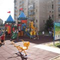 Majka pritrčala da spasi decu: Mladić maltretirao mališane na igralištu u čačanskom naselju Lugovi, jednog vukao za vrat…