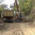 Nemaju milosti ni prema mrtvima: Albanci prokopali put preko starog srpskog groblja u Severnoj Mitrovici, kosti razbacane po…