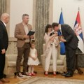 Vučić sa porodicom Janković sa KiM Predsednik o kumčetu Lazaru: Pitaću patrijarha da ga krsti (video)