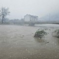 Drama u Prijepolju: Lim preti da se izlije svakog trenutka, nabujala voda sa sobom nosi ogromnu količinu smeća