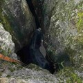 Upao u provaliju duboku šest metara, smrti gledao u oči: Hrabri vatrogasci spasili plemenitu životinju nedaleko od Cetinja