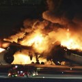Kako je za 90 sekundi evakuisano skoro 400 putnika iz zapaljenog aviona na pisti u Tokiju