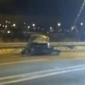 Teška SAOBRAĆAJNA NESREĆA na Obrenovačkom putu: Auto uništen, delovi svuda po kolovozu (video)