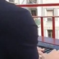 Gromoglasan aplauz se orio barselonom Pijanista izneo klavir na balkon, zasvirao poznatu numeru, a onda se desilo nešto…