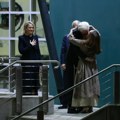 FOTO Asanž stigao u Australiju: Strasni poljupci i zagrljaji osnivača „Vikiliksa“ sa suprugom na aerodromu