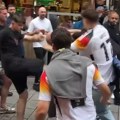 VIDEO Žestoka tuča navijača i nasilne scene na ulici: Pijani Englezi provocirali, policija morala da uleti
