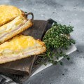 Doručak za samo 5 minuta: Viralni tost sendvič sa avokadom, jajima i sirom