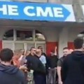 Novo nasilje blokadera: U Novom Sadu napali jajima pristalice SNS! Smeta im što aktivisti stoje ispred prostorija svoje…