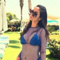 Pokazala tetovažu na zadnjici: Naša pevačica mami uzdahe na plaži: Skinula mrežastu haljinu, muškarcima pale vilice (foto)…