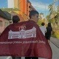 Protest ispred Jovine gimnazije završen šetnjom do Mašinske škole, zatraženo da svi "zmajevi" budu pod istim krovom (FOTO)