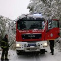 Sneg i drveće na putevima u Bajčetini i Dulenima