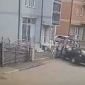 УЗНЕМИРУЈУЋИ ВИДЕО: Рожајац намјерно аутом налетио на суграђанина, па га ударао дрвеном палицом, осумњичен за покушај убиства…