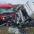 Stravična nesreća kod Knjaževca, sudarila se dva kamiona: Suvozača jedva izvukli iz kabine