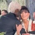 Video bivšu svekrvu pa joj poleteo u zagrljaj: Njen kiseli osmeh sve objasnio, mreže gore od komentara (Video)