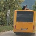 Podneta prijava protiv maloletnika i njegovog oca nakon opasne vožnje na krovu autobusa
