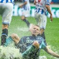 Slavni klub igrao utakmicu u močvari! Pogledajte neverovatne fotografije sa meča