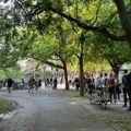 Veliki broj Novosađana čeka u redu za majicu "Studenti pobeđuju"
