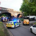 Požar u centru za reciklažu u Londonu: Angažovano 100 vatrogasaca, poremećen železnički saobraćaj