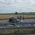 Stravična saobraćajka kod Kovilja: Automobil se zakucao u kamion i opremu za obezbeđenje radova, delovi rasuti po auto-putu…