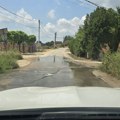 Fekalije se izlivaju na put u Novom Naselju, meštani: Ne može ni peške ni kolima