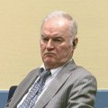 Hiljade ljudi na sahrani Ratka Mladića u Beogradu: Osuđenom ratnom zločincu najavljene vojne počasti