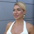 (Video) Kolaps na ulicama Beograda Jovana Jeremić u čipki i satenu vozi rolere: Dekolte u prvom planu, a oko vrata biser