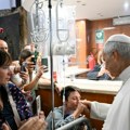 Papa Lav XIV pušten na kućno lečenje nakon operacije pluća: pozdravio građane okupljene ispred bolnice