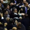 Opšti haos u parlamentu: Poslanici se pobili usred sednice, obezbeđenje ih jedva razdvojilo, bilo je i krvi!
