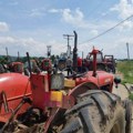 Meštani sela u okolini Bojnika blokirali put zbog poplavljenih njiva