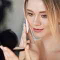 Šminkanje masne kože: Makeup saveti za blistavi look tokom celog leta!