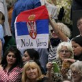 FOTO Navijači mahali srpskom zastavom na Vimbldonu, odmah stigla opomena obezbeđenja