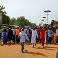 Pristalice vojne hunte u Nigeru zapalile vrata francuske ambasade
