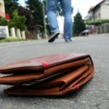 Mladić iz Srbije pronašao novčanik sa više od 800 evra pa ga vratio vlasniku: Ponosna majka ga javno pohvalila, ali su ga…