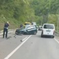 Strašan prizor na izlazu iz Sevojna ka Užicu: Točak otpao, auto u potpunosti slupan, srča po putu (video)