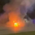 Buktinja nasred puta: Zapalio se automobil u Smederevskoj Palanci, reagovali vatrogasci (video)