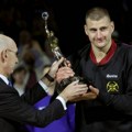 Jokić dobio Treće MVP priznanje: Komesar NBA lige mu uručio nagradu, a njegova reakcija sve govori!