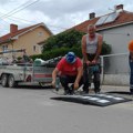 Počeli da postavljaju ležeče policajce u najkritičnijim ulicama u Leskovcu, gde se automobilima juri