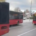 VIDEO: Lančani sudar na nadvožnjaku u Rakovici, kolona autobusa i automobila