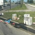 "Samo malo duni prašinu" Nesvakidašnji haos u Novom Sadu: Vozač rukama skupljao proizvode sa asfalta