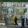 Nerealan snimak! Goloruki Rusi pokušavaju da spreče dronove da izlete iz vozila! Gađaju ih kamenjem (video)
