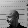 Mile Kekin objavio pesmu o svom privođenju: "Zašto u marici ne postoji pojas za putnike? Otkud toliko opušaka na podu? Zar…