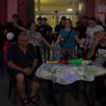 Zaječar kao iz Felinijevih filmova: Policija ne da da se uđe u zgradu, opozicija da se izađe, a građani između igraju kolo